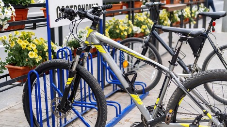 Стойки за велосипеди в градски паркове и обществени зони